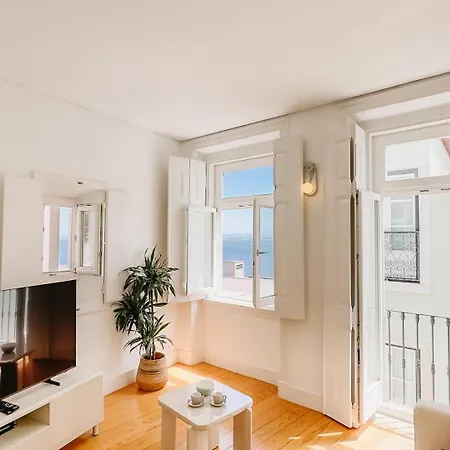 Daire Stylish Alfama | River Views By The Se *